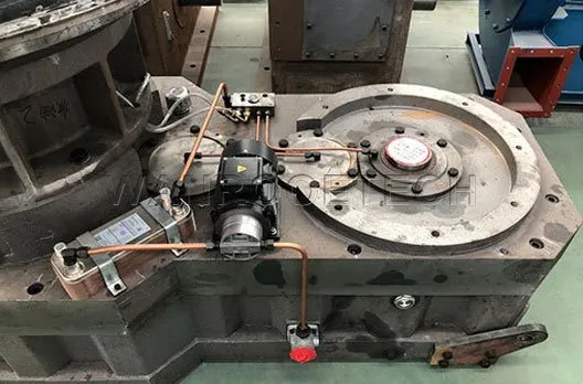 The-motor-and-main-shaft-of-pellet-machine-are-parallel-vertical-installed.jpg