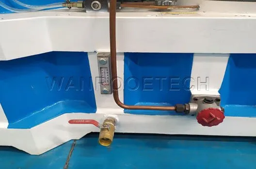 The-main-shaft-bearing-is-lubricated-by-the-reducers-own-thin-oil.jpg